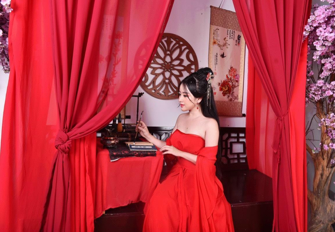 Dù xuất thân trong một gia đình khá giả và được định hướng theo một công việc ổn định nhưng cô lại chọn cho mình một lối đi riêng để tự phát triển sự nghiệp. Dù xuất thân trong một gia đình khá giả và được định hướng theo một công việc ổn định nhưng cô lại chọn cho mình một lối đi riêng để tự phát triển sự nghiệp.