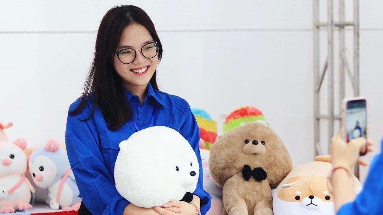 Tham gia các hoạt động, đảm nhiệm các chức vụ khác nhau đã giúp Hồng Ngọc trở thành phiên bản tốt hơn, cởi mở hơn, trưởng thành hơn và đặc biệt là tìm được ngôi nhà thứ 2 là FTU. Tham gia các hoạt động, đảm nhiệm các chức vụ khác nhau đã giúp Hồng Ngọc trở thành phiên bản tốt hơn, cởi mở hơn, trưởng thành hơn và đặc biệt là tìm được ngôi nhà thứ 2 là FTU.