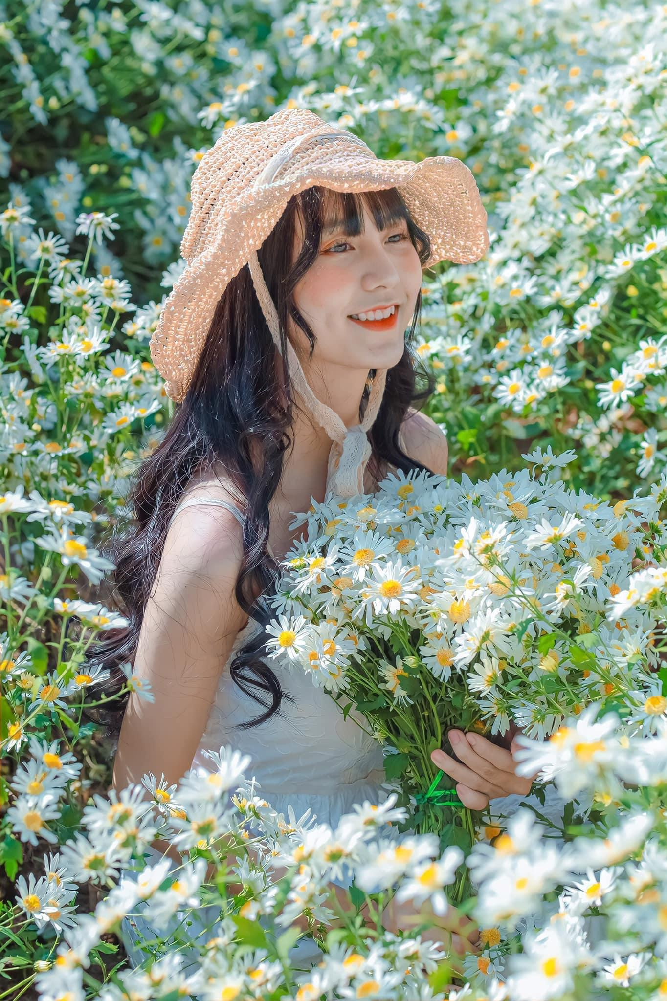 Nguyễn Thị Thu Hương (sinh năm 2002) đang là sinh viên trường Đại học Công nghệ Đông Á và Học viện Múa Việt Nam. Nguyễn Thị Thu Hương (sinh năm 2002) đang là sinh viên trường Đại học Công nghệ Đông Á và Học viện Múa Việt Nam.