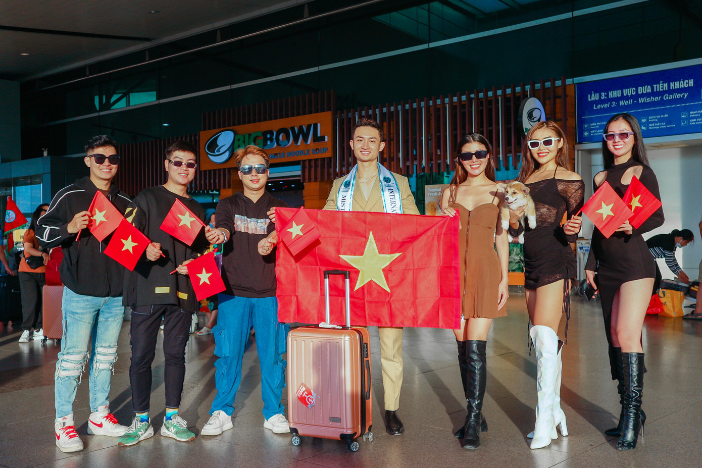 Những người anh chị thân quý của nhà Fitness Model đã có mặt tại sân bay Tân Sơn Nhất từ 5 giờ sáng tiễn Hoàng Việt An lên đường đem chuông đi đánh xứ người.