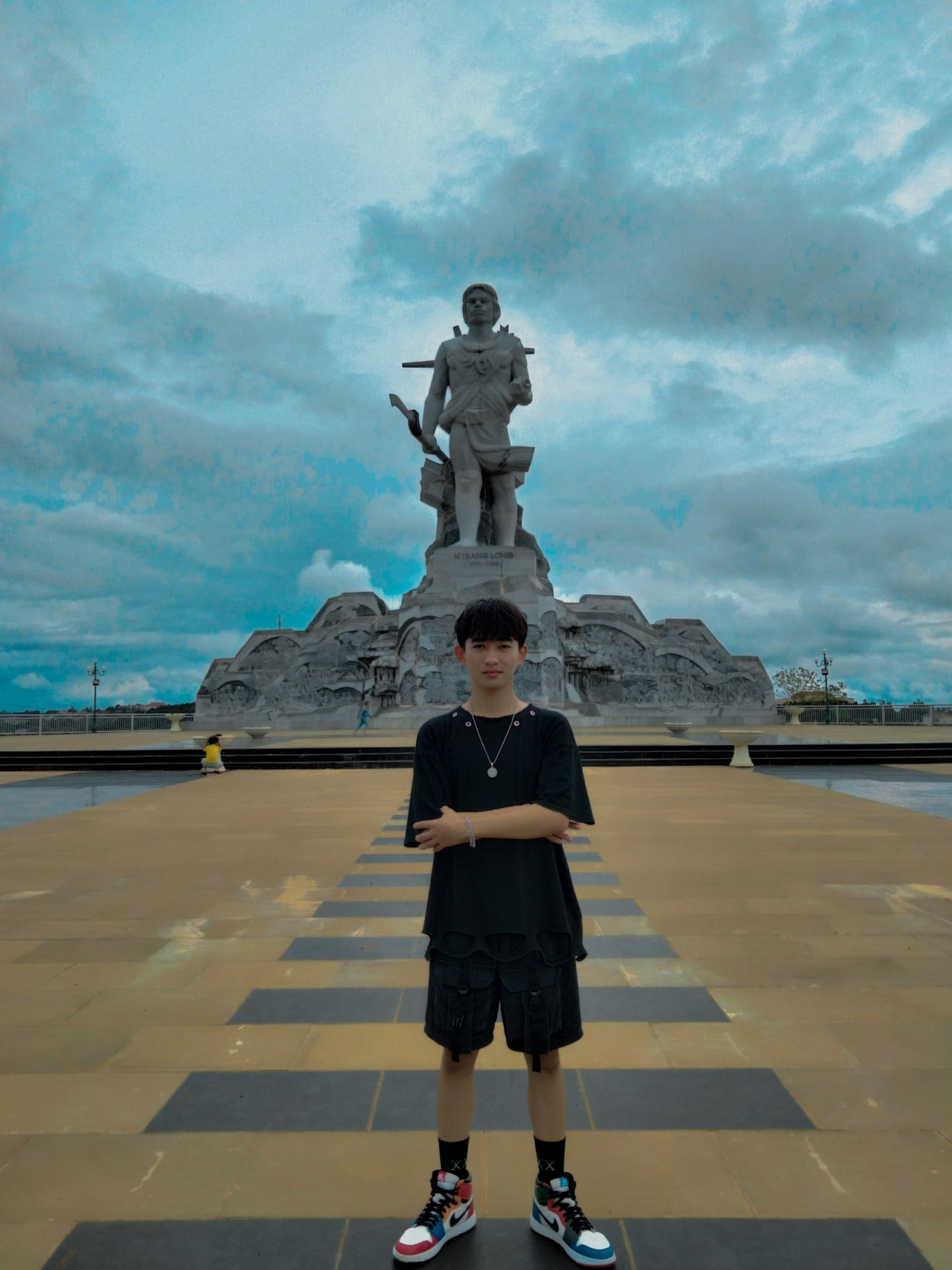 Doãn Tuấn chia sẻ: "Mình cũng từng nghĩ đến chuyện nghỉ học để phụ giúp gia đình, nhưng nhớ đến từng giọt mồ hôi thấm đẫm chiếc áo làm đồng, những lúc bố mẹ ốm yếu vẫn cố chịu đựng chỉ vì thương con, mình lại rơi nước mắt trong vô thức mà chỉ biết ngơ ngác đứng nhìn bố mẹ lam lũ trong đời."