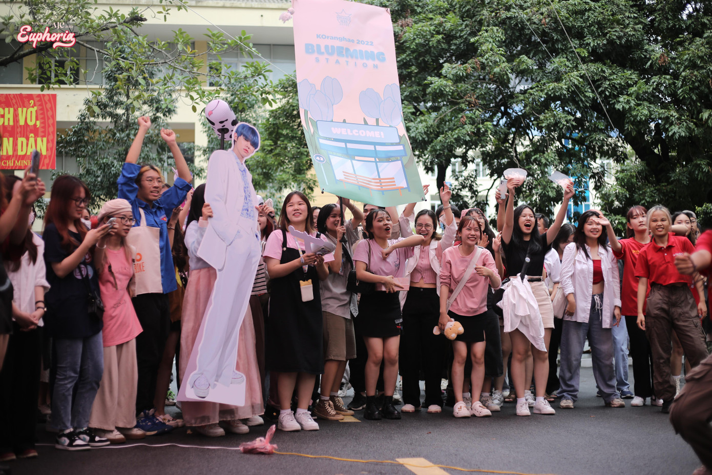 Đám đông hò reo phấn khích trước các tiết mục do K42 tự tin thể hiện tại Du ca.