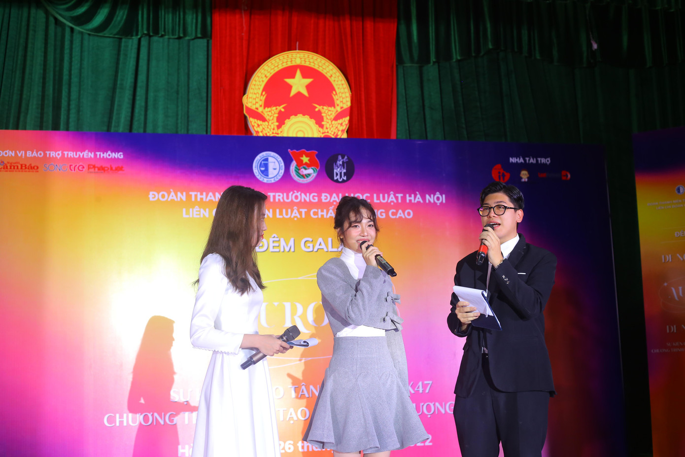 MC giao lưu với ca sĩ khách mời. MC giao lưu với ca sĩ khách mời.