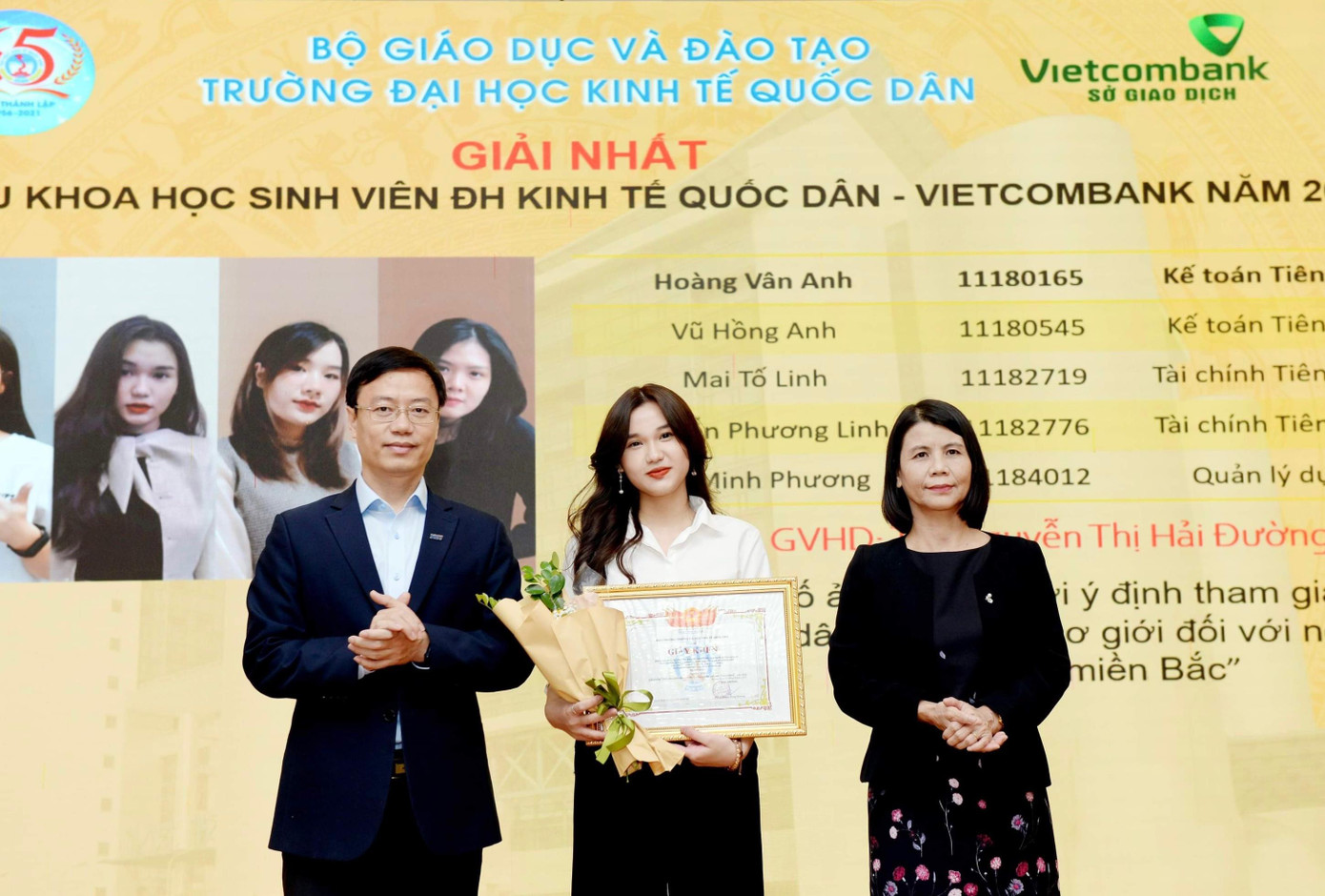 Hoàng Vân Anh cùng nhóm sinh viên đạt Giải Nhất Giải thưởng &quot;Sinh viên nghiên cứu khoa học Đại học Kinh tế Quốc dân – Vietcombank&quot; năm 2021.