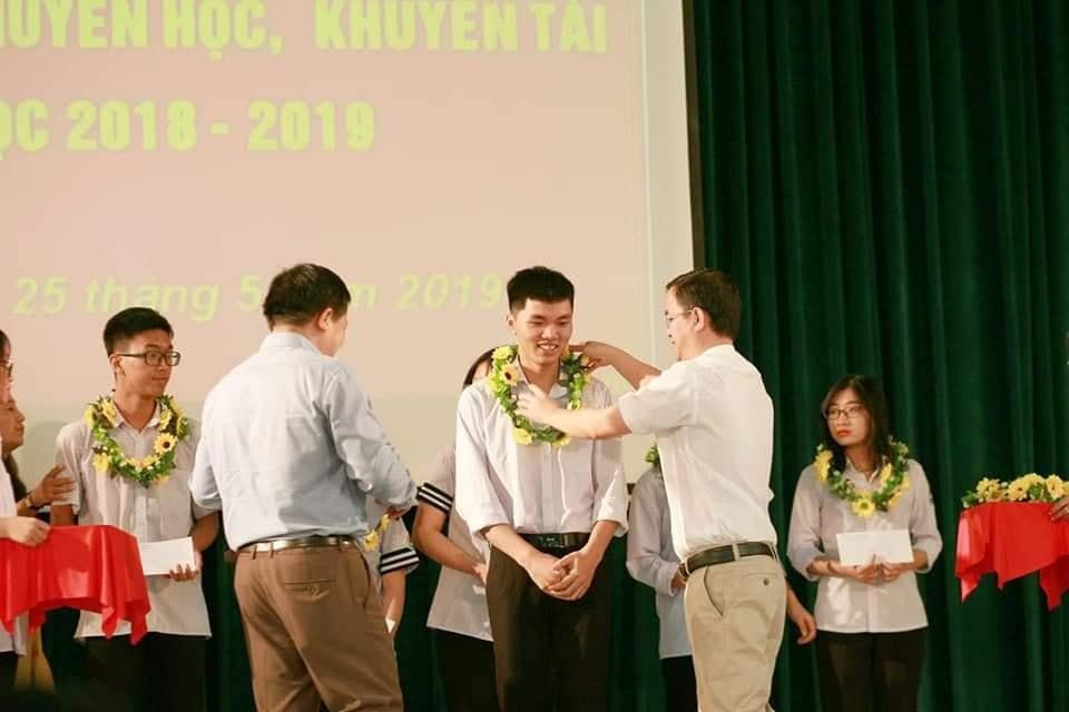 Duy Hưng vinh dự nhận giải Nhì môn Lịch sử trong cuộc thi Học sinh Giỏi Quốc gia năm 2019. Duy Hưng vinh dự nhận giải Nhì môn Lịch sử trong cuộc thi Học sinh Giỏi Quốc gia năm 2019.