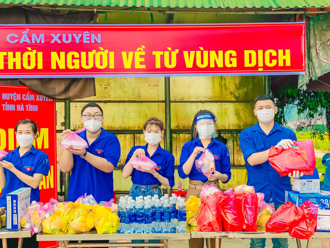 Qua các đợt dịch COVID - 19, Thúy Ngân luôn sẵn sàng tham gia đội Thanh niên tình nguyện tại các chốt, hỗ trợ phòng chống dịch.