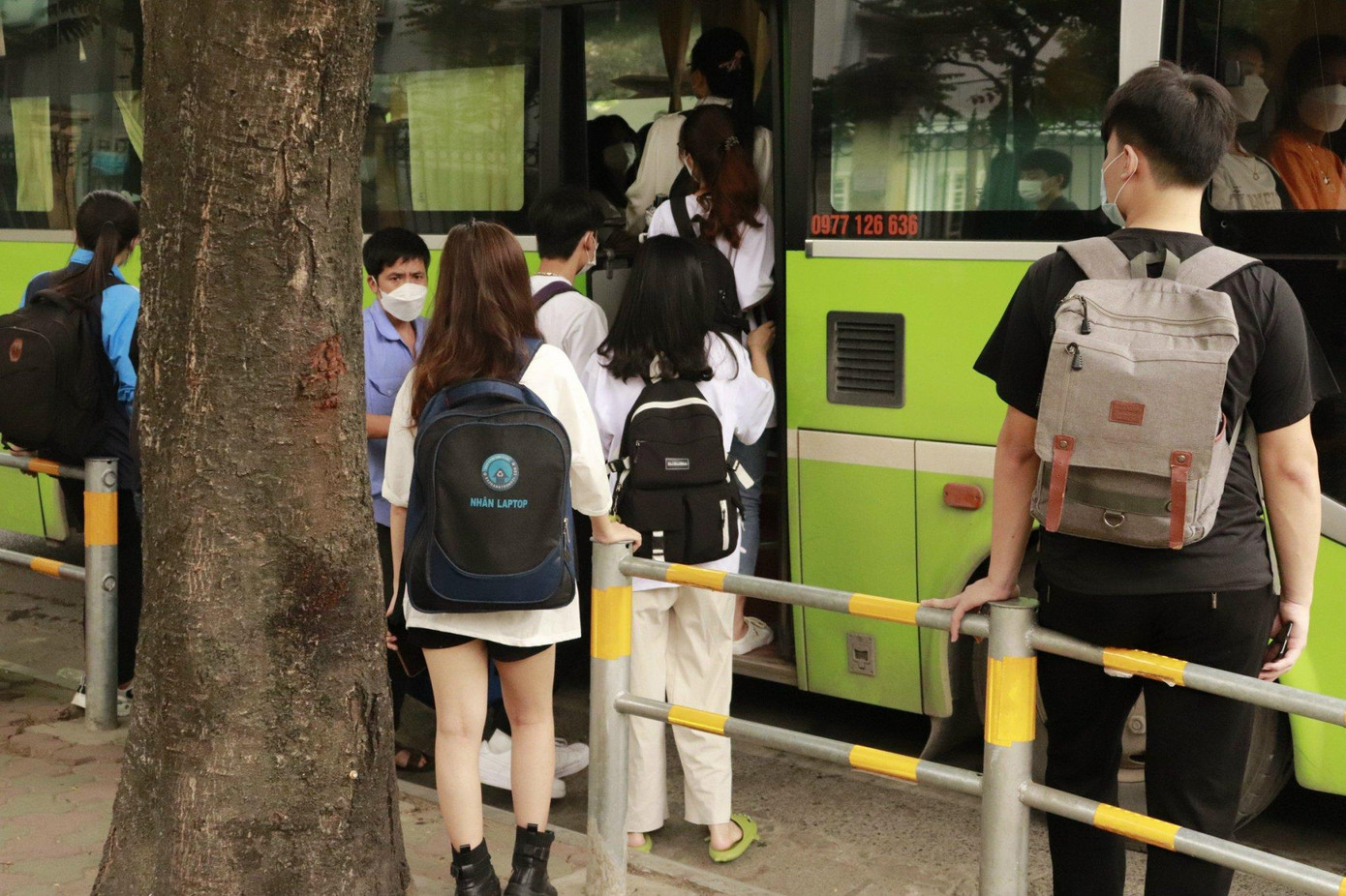 Các bạn sinh viên nhanh chóng lên xe để tìm được chỗ ngồi cho mình. Ảnh: Linh Chi