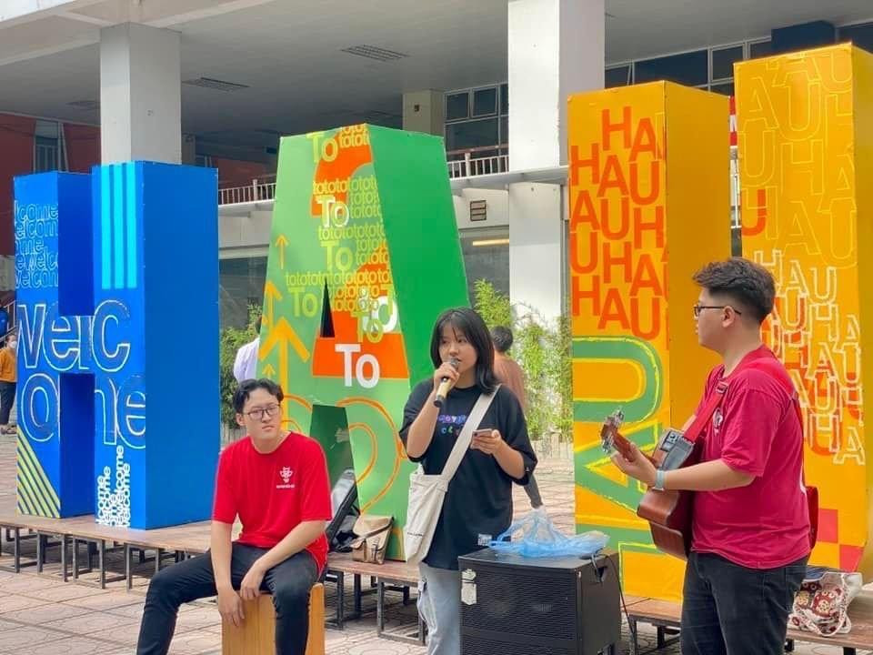 CLB Guitar có mặt từ sớm cổ vũ, khuấy động tinh thần các sĩ tử 2K4 hoàn thành tốt kỳ thi.