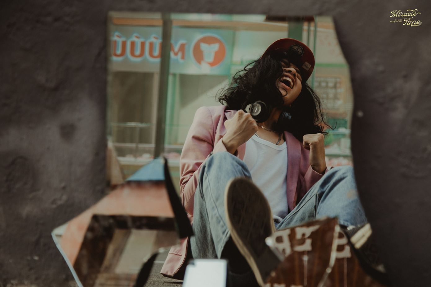 Nhân vật vỡ oà trong dòng cảm xúc khi chưa tìm được lối thoát.