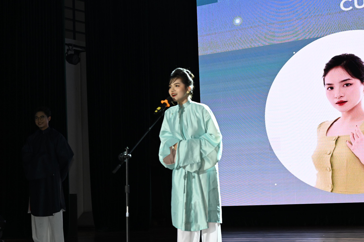 Khánh Huyền trong các phần thi diễn thuyết tại cuộc thi MC Spotlight 2022.