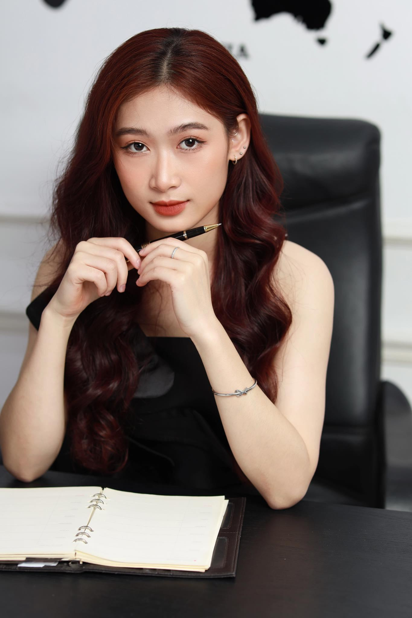 Lưu Thu Hương, cựu sinh viên Chuyên Bắc Kạn, Sinh viên Trường Đại học Luật Hà Nội. Lưu Thu Hương, cựu sinh viên Chuyên Bắc Kạn, Sinh viên Trường Đại học Luật Hà Nội.