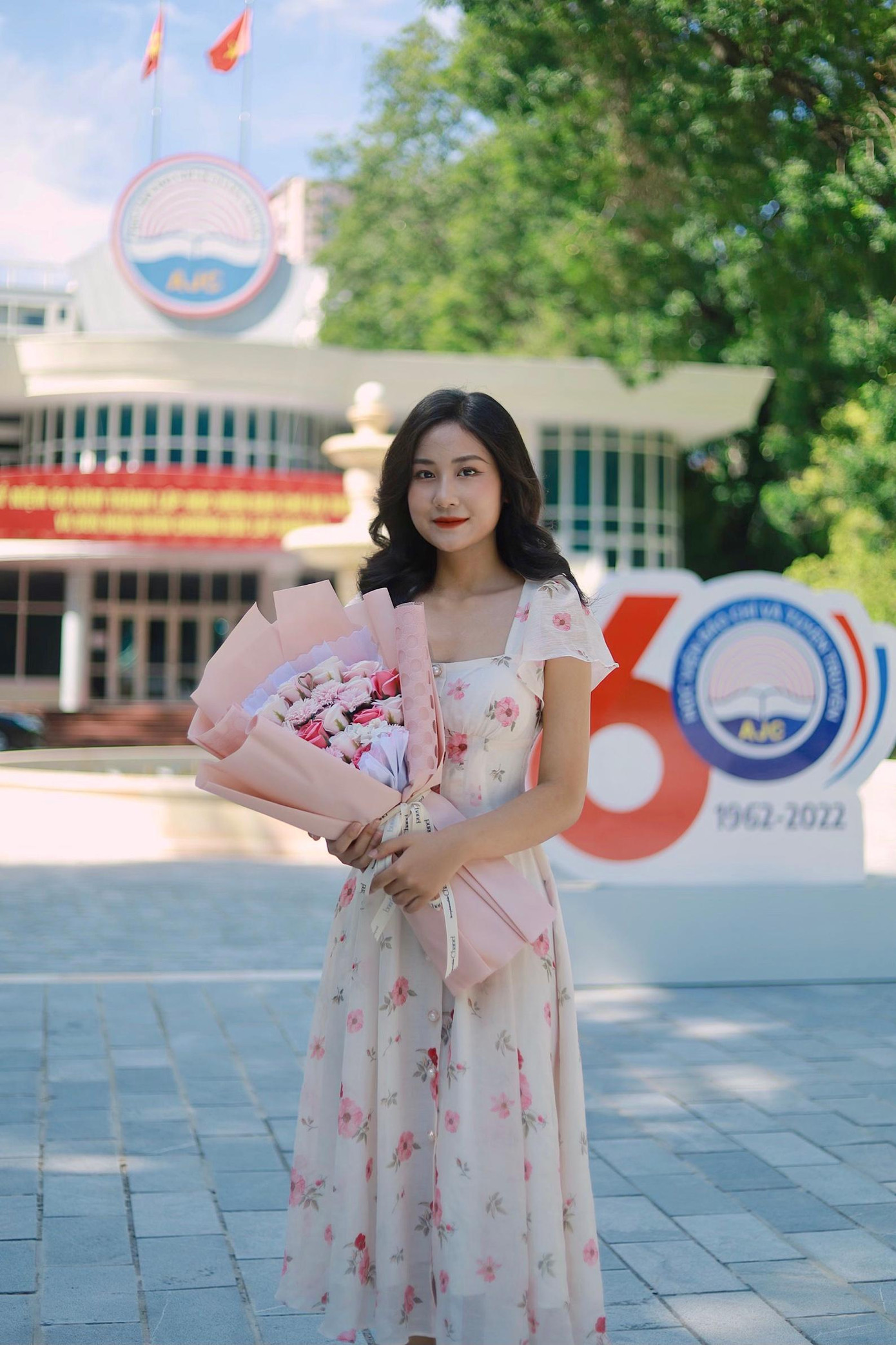 Phương Hà sở hữu chiều cao 1m68, thành thạo 2 ngoại ngữ là tiếng Anh và tiếng Trung. Phương Hà sở hữu chiều cao 1m68, thành thạo 2 ngoại ngữ là tiếng Anh và tiếng Trung.