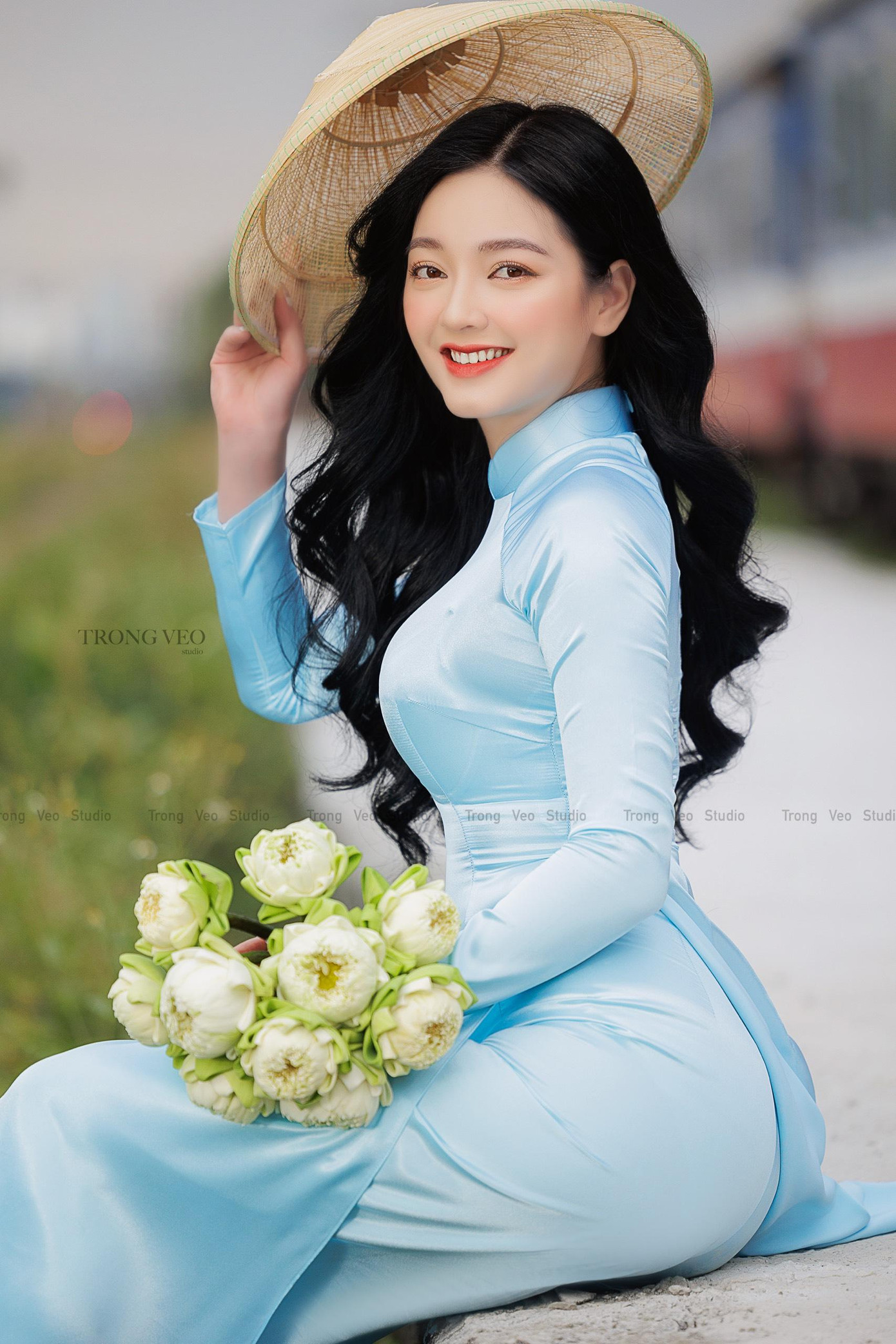 Quỳnh Trâm khéo léo tạo dáng khoe trọn đường cong cơ thể.