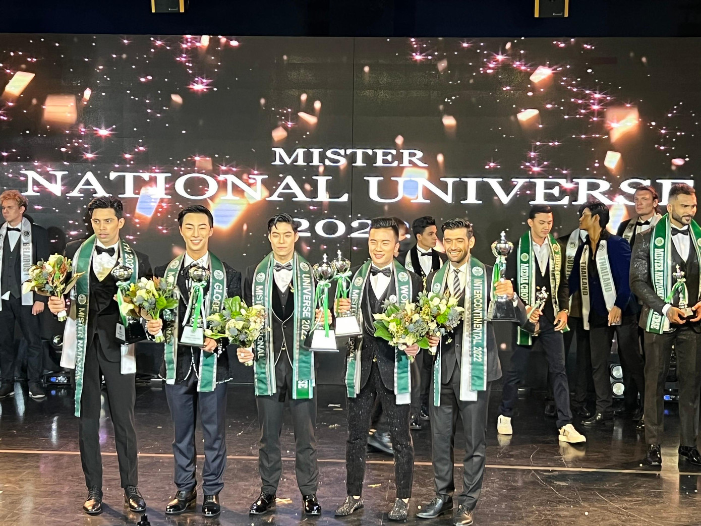 Top 5 thí sinh xuất sắc nhất cuộc thi Nam vương Hoàn vũ 2022. Top 5 thí sinh xuất sắc nhất cuộc thi Nam vương Hoàn vũ 2022.