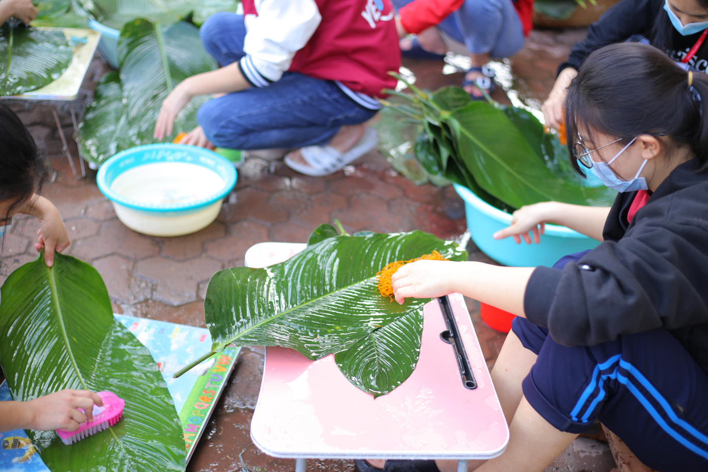 Những chiếc bánh chưng kèm những phần quà đều là do các bạn sinh viên tự chọn từng lá dong, tự tay gói bánh, tự nấu và trao đến tận tay người bệnh. Những chiếc bánh chưng kèm những phần quà đều là do các bạn sinh viên tự chọn từng lá dong, tự tay gói bánh, tự nấu và trao đến tận tay người bệnh.