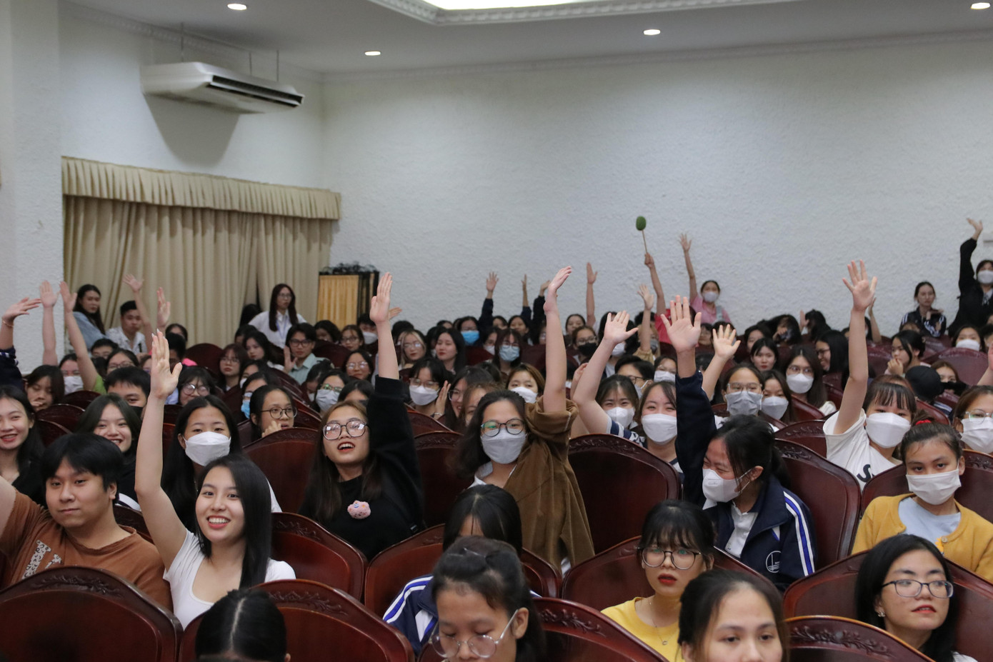 Đông đảo sinh viên đã đến dự chương trình và hào hứng đặt câu hỏi cho các diễn giả. Đông đảo sinh viên đã đến dự chương trình và hào hứng đặt câu hỏi cho các diễn giả.