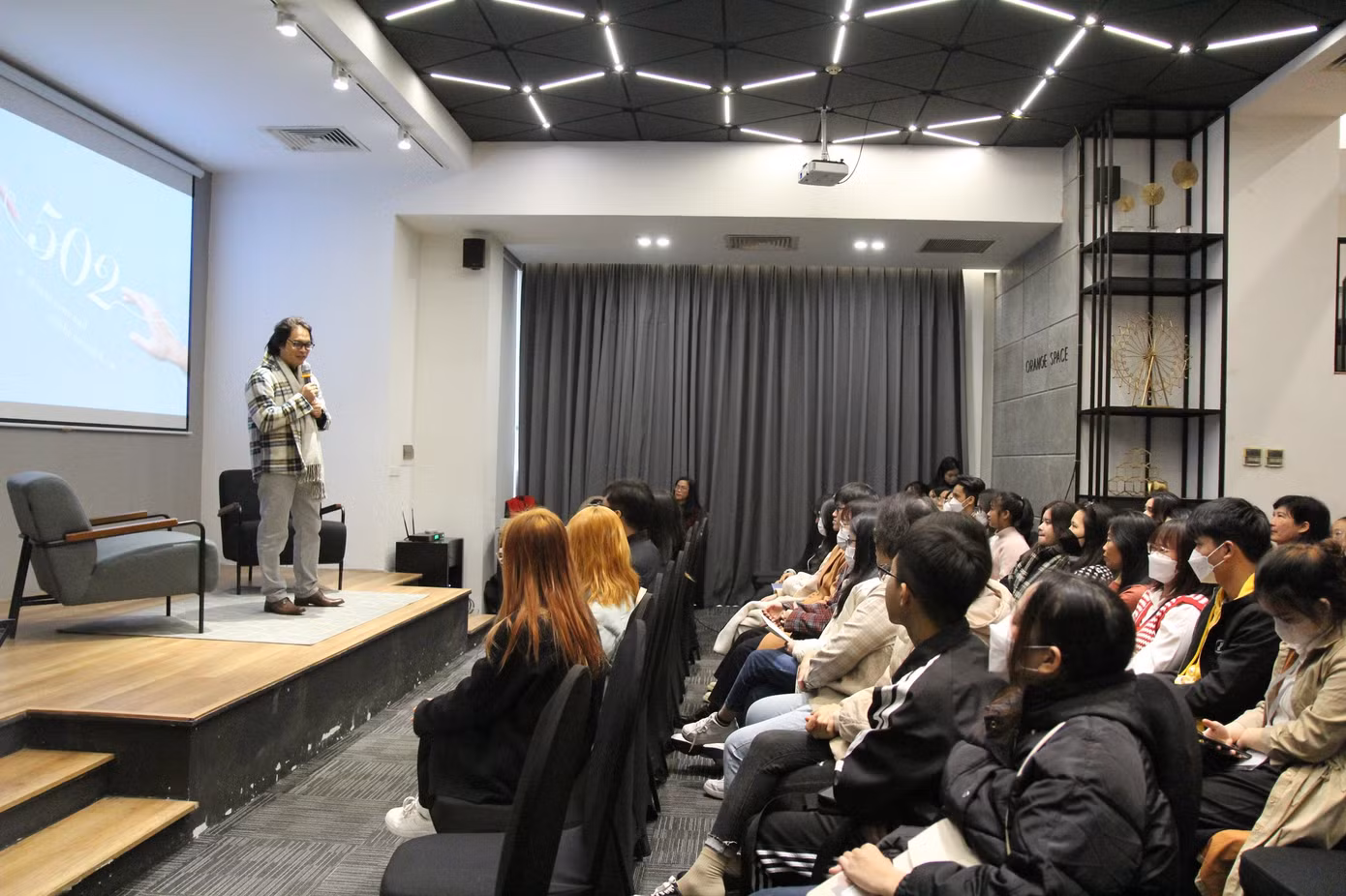 Diễn giả Phạm Ngọc Quang và mọi người trong buổi Workshop. Ảnh 502