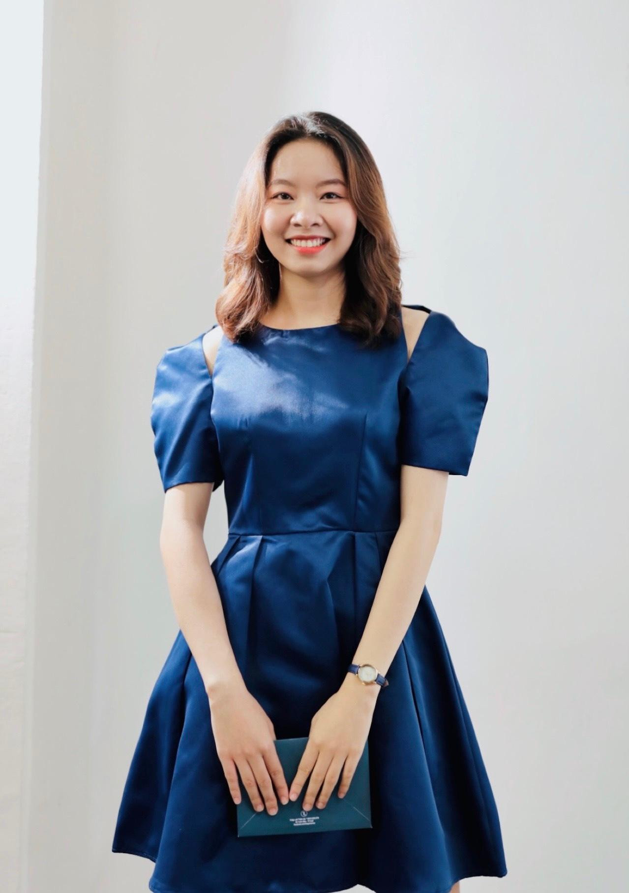 Nam Giang - Cô chủ nhỏ của tiệm Bánh cá Bà Ngoại.