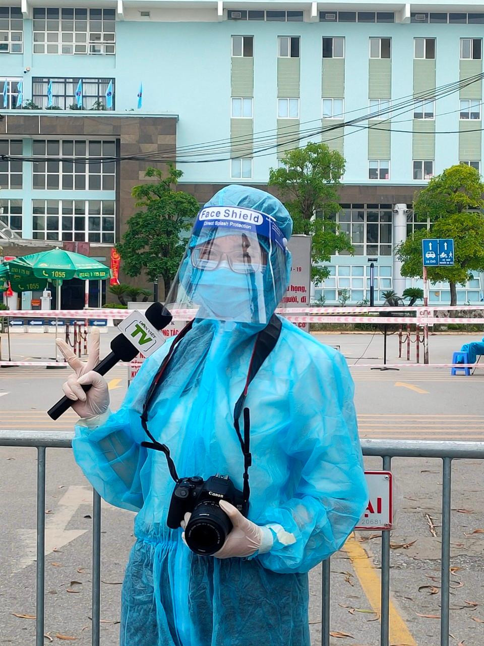 Cô nàng không ngại khó khăn khi phải tiếp cận nhiều môi trường để có những sản phẩm truyền thông hoàn hảo nhất.