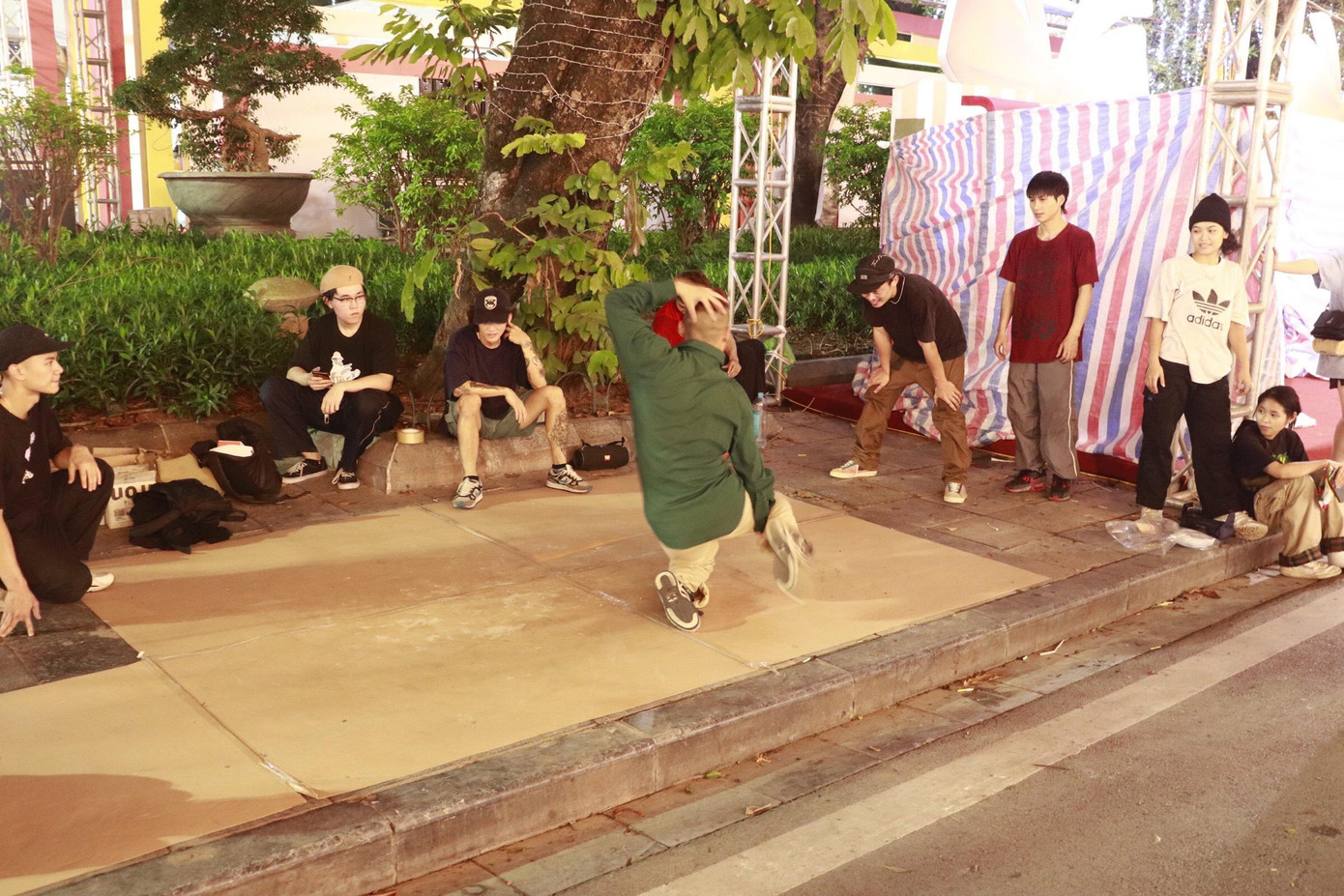 Trình diễn nhóm nhảy Flashmob.