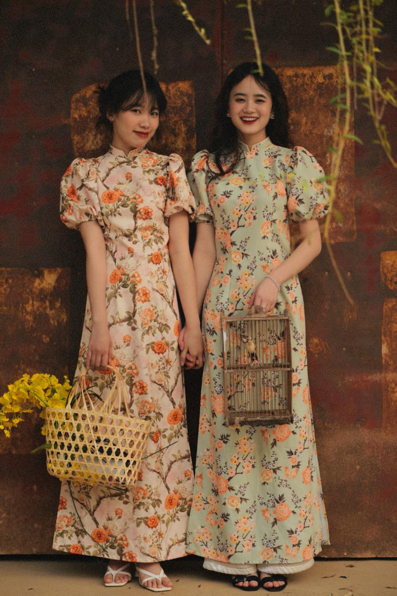 Đôi bạn thân lựa chọn trang phục Trung Hoa, tuy mang phong cách cũ nhưng cũng không kém phần hiện đại.