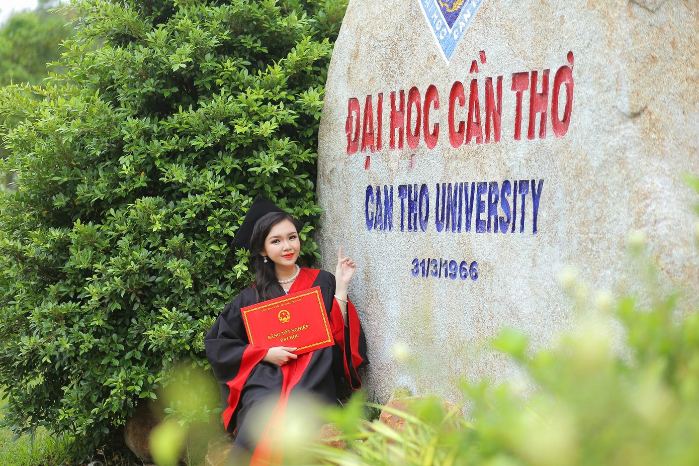 Thiên Ngọc được vinh danh là Thủ khoa toàn khoá học 2017 - 2022 của Trường Đại học Cần Thơ. Thiên Ngọc được vinh danh là Thủ khoa toàn khoá học 2017 - 2022 của Trường Đại học Cần Thơ.