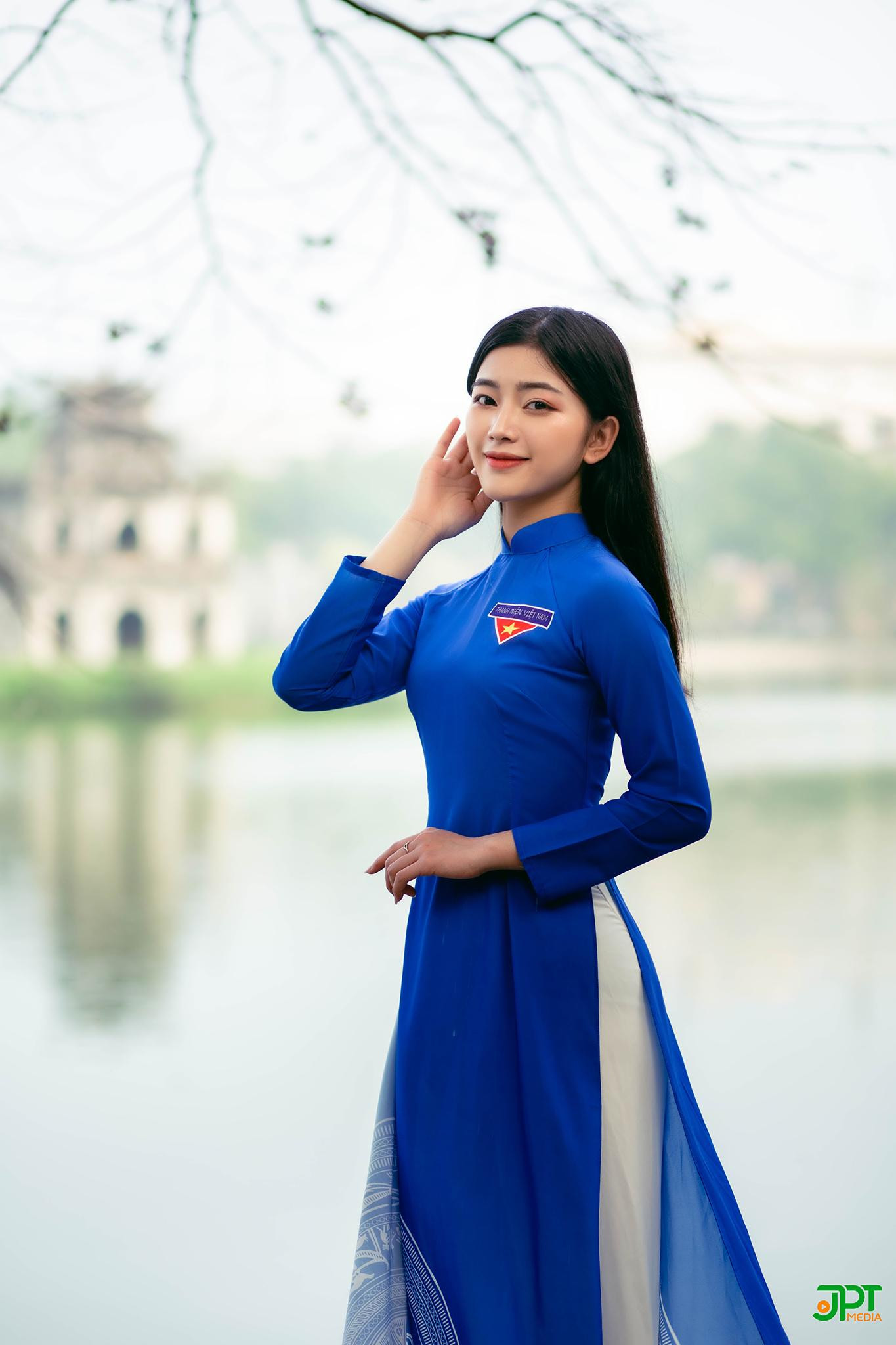 Áo dài xanh bên Hồ Gươm - Hà Nội