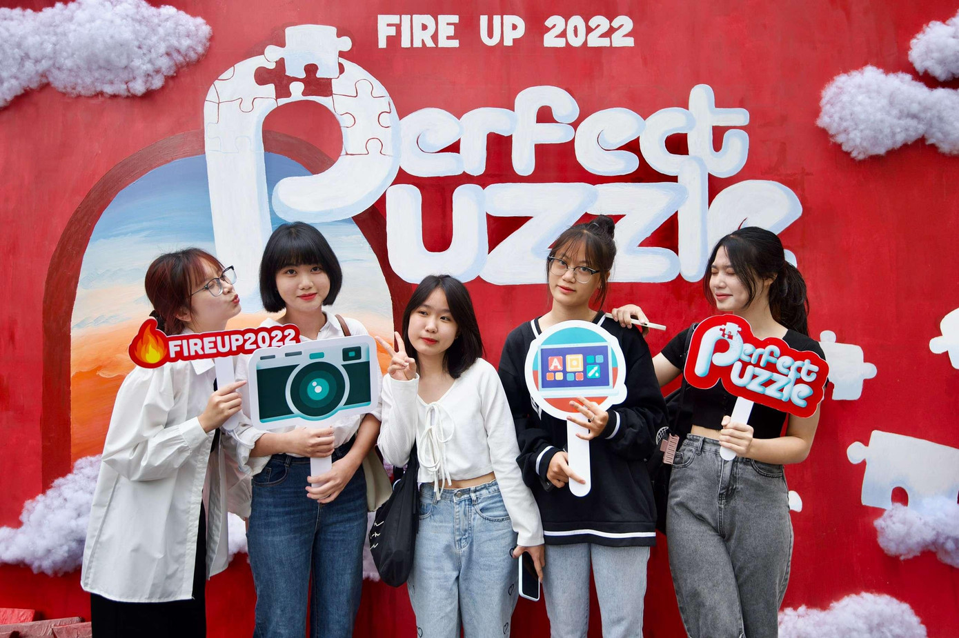 Những gương mặt rạng ngời khi tham gia chụp hình tại photobooth.