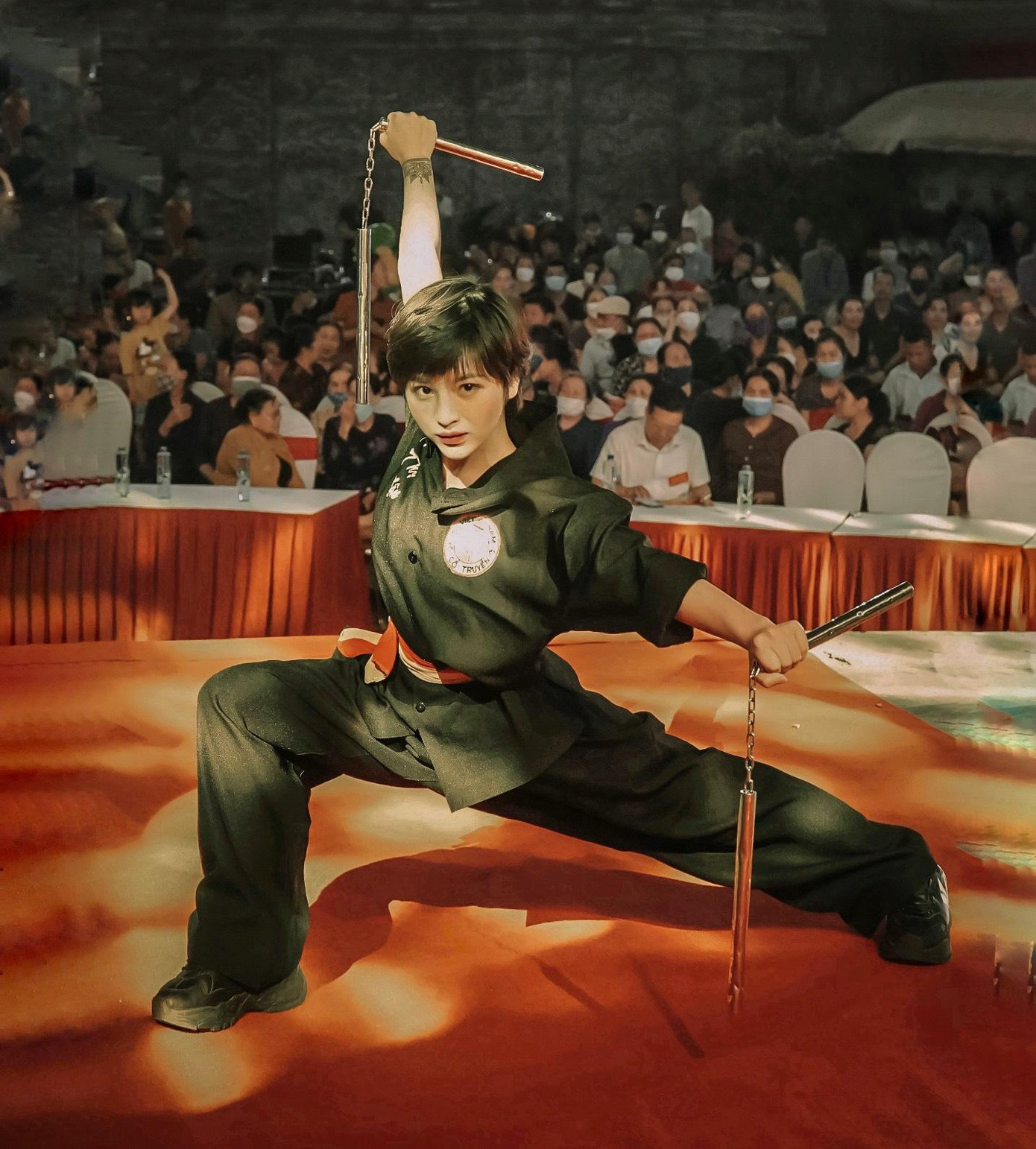 Hậu trong một buổi trình diễn côn nhị khúc. Hậu trong một buổi trình diễn côn nhị khúc.