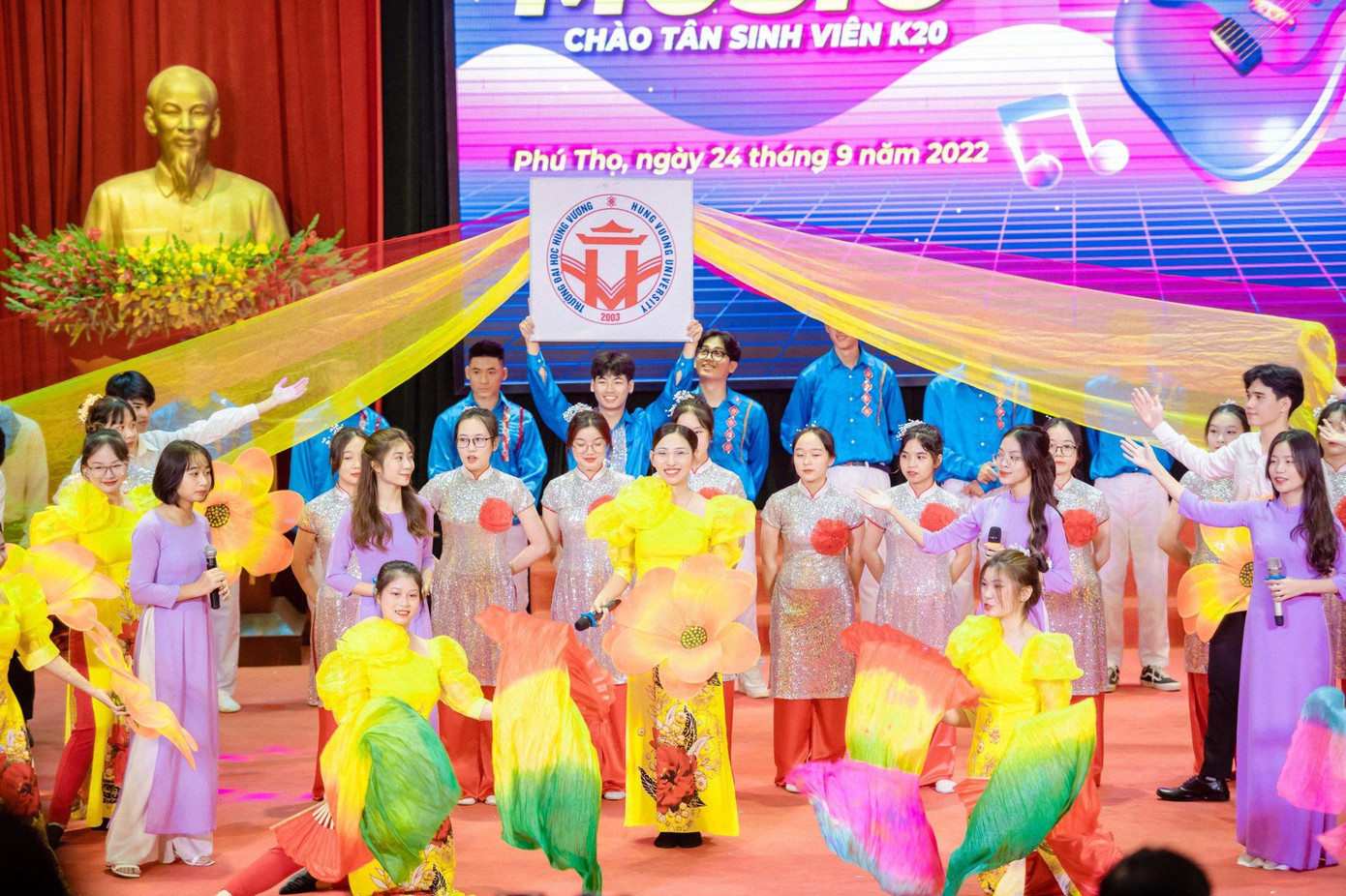 Khánh Ly luôn tích cực tham gia hoạt động văn nghệ tại trường.