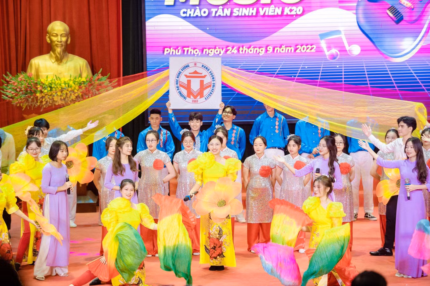 Khánh Ly luôn tích cực tham gia hoạt động văn nghệ tại trường.