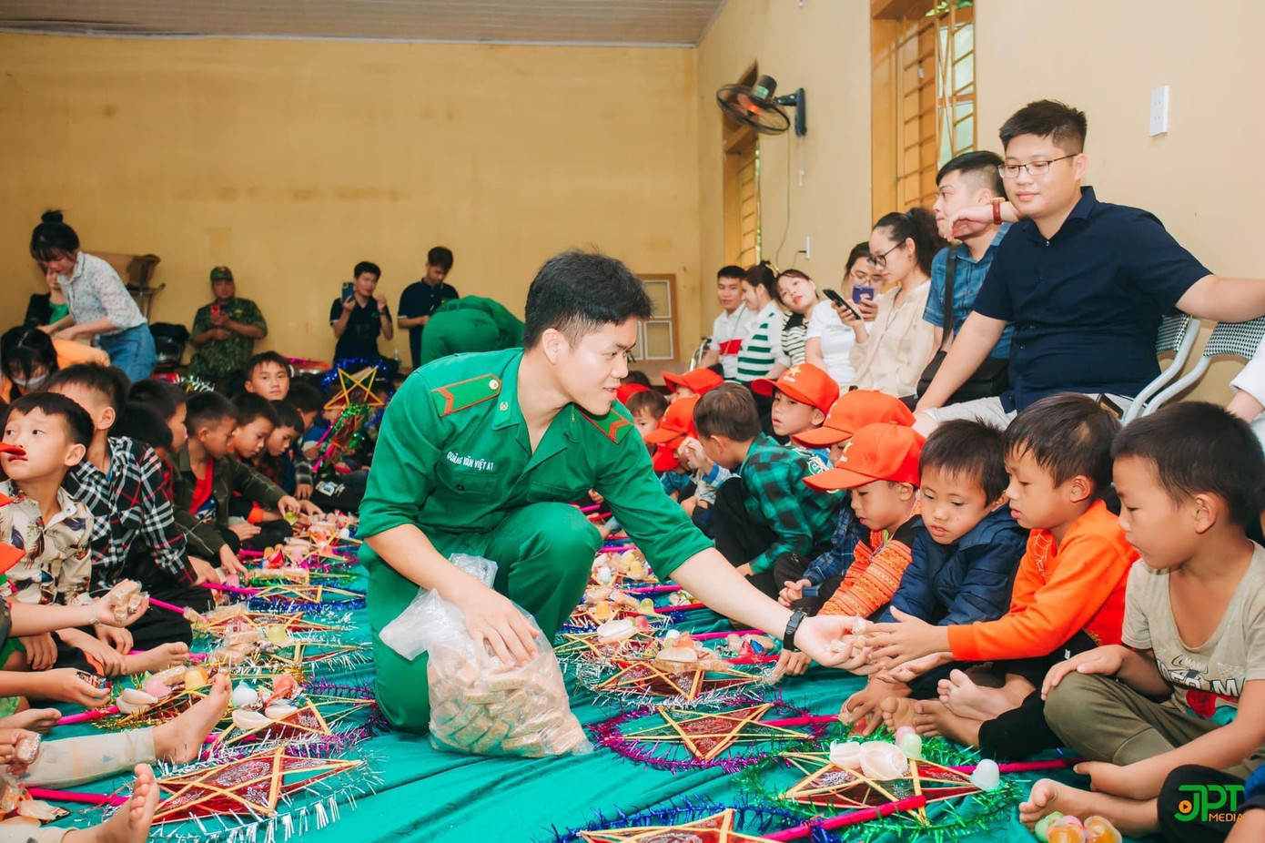 Ban tổ chức chương trình phát kẹo cho các em học sinh tại chương trình "Trung Thu cho em 2022".