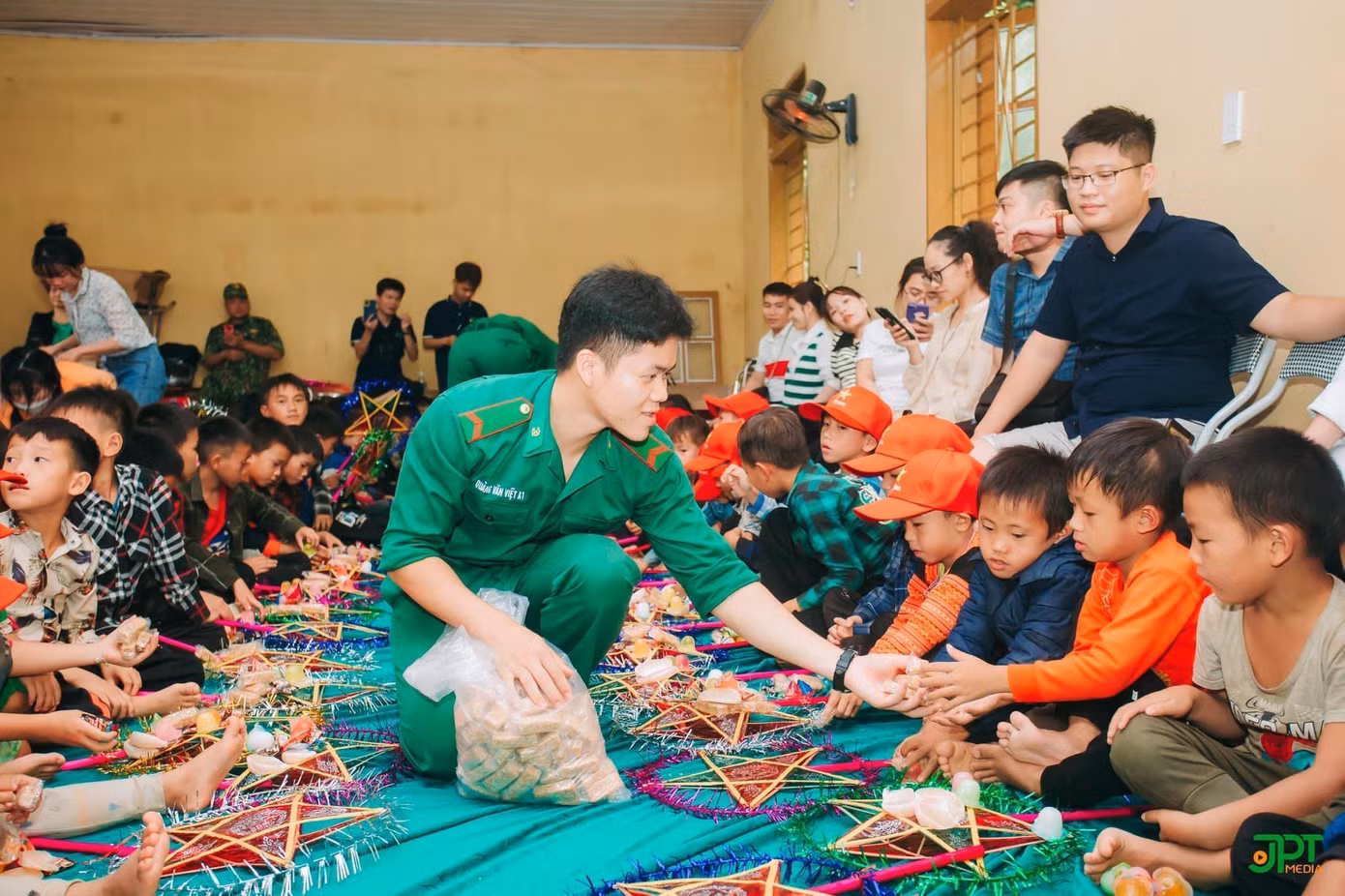 Ban tổ chức chương trình phát kẹo cho các em học sinh tại chương trình "Trung Thu cho em 2022".