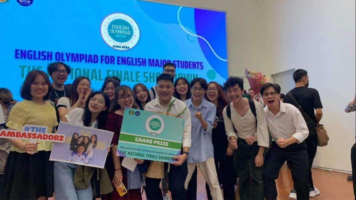 Nam và đồng đội đại diện Học viện Ngoại giao đã đạt Giải Đặc biệt Olympic Tiếng Anh toàn quốc năm 2022.