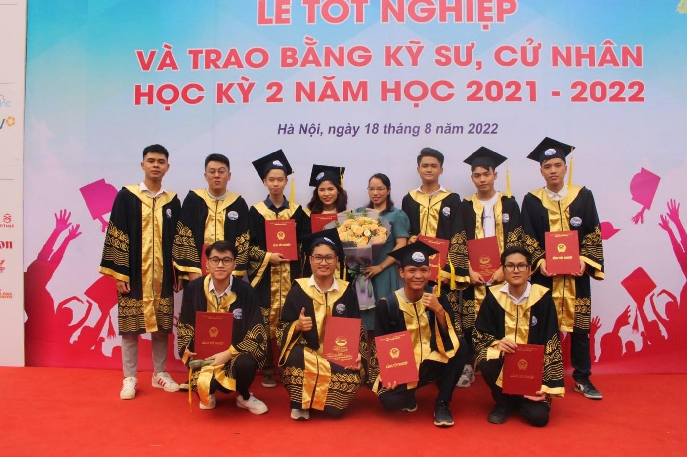 Cô Ngân chung vui cùng học trò trong lễ tốt nghiệp. Cô Ngân chung vui cùng học trò trong lễ tốt nghiệp.