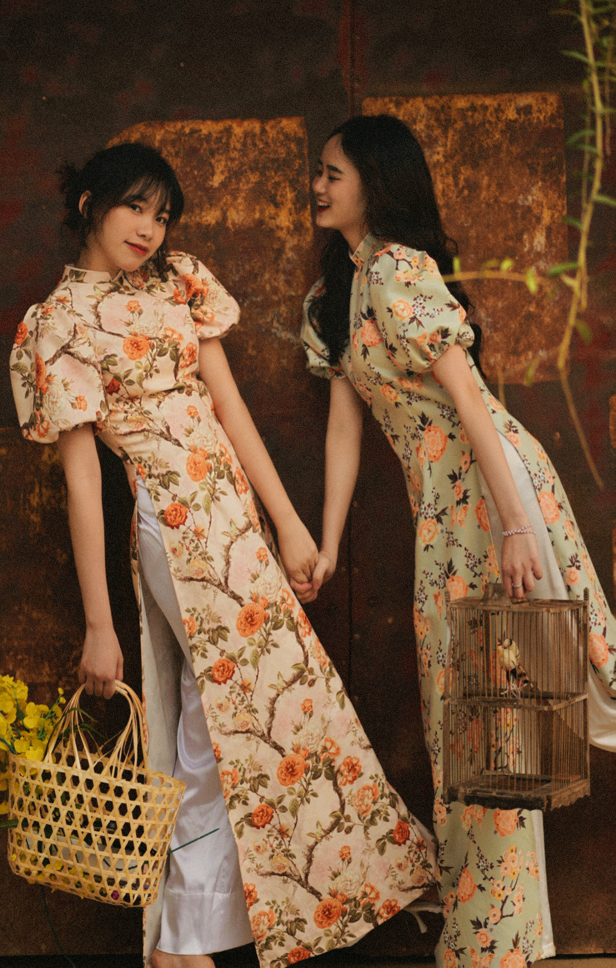 Vì đã chơi với nhau từ rất lâu, nên cả hai đều không ngại bày tỏ tình cảm với bạn thân của mình.