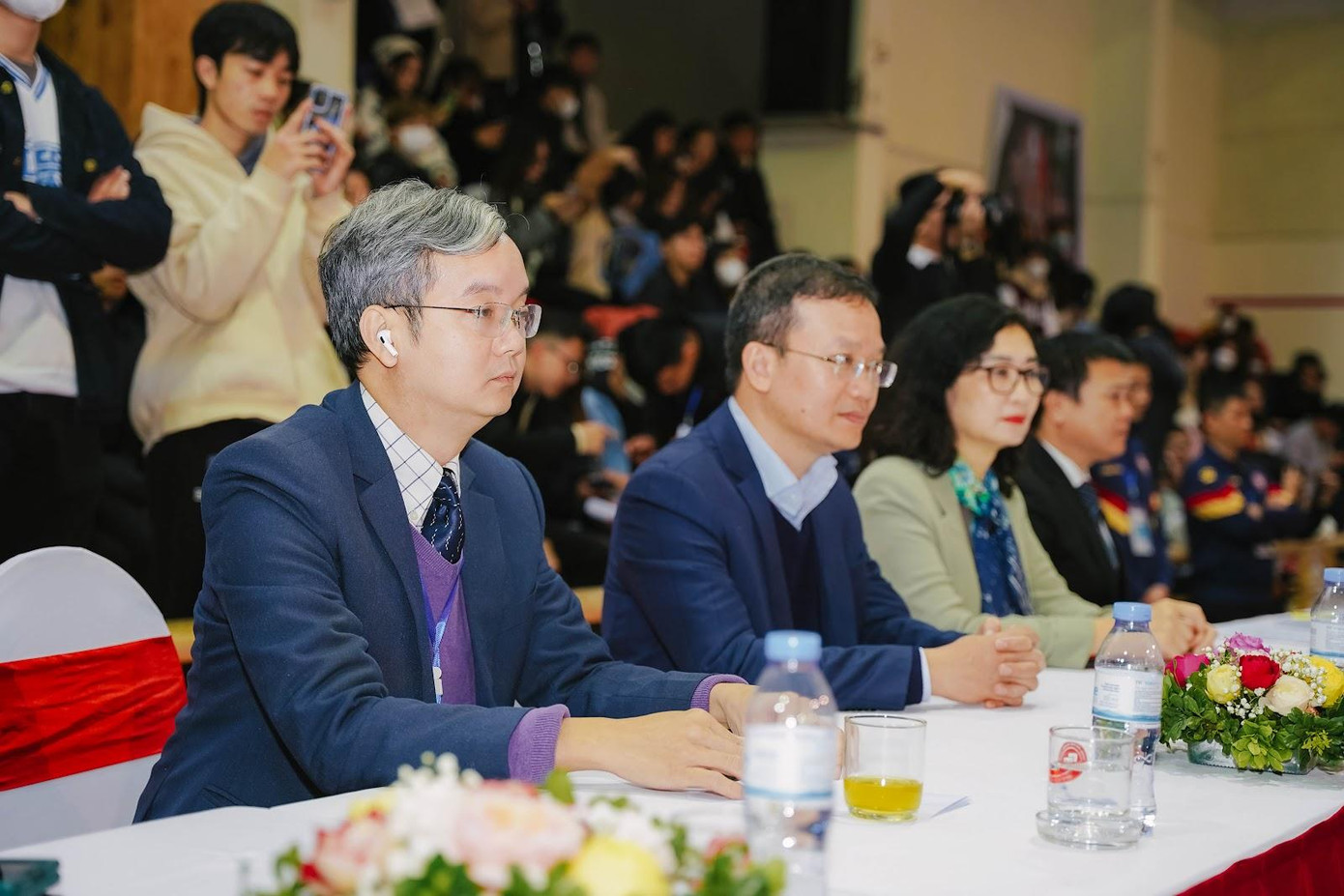 Các đại biểu tham dự lễ khai mạc giải đấu.