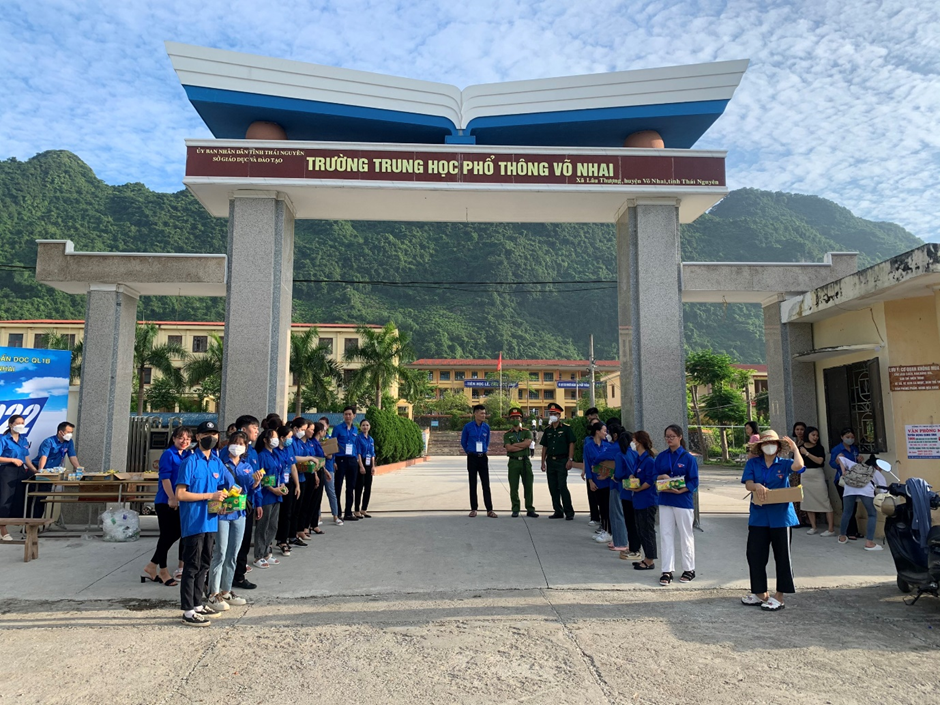 Điểm thi trường THPT Võ Nhai, tỉnh Thái Nguyên với đông đảo lực lượng tình nguyện viên.