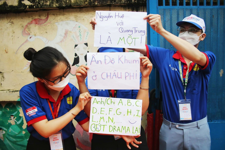 Những bảng nhắc nhở độc đáo của sinh viên tình nguyện tại Thành phố Hồ Chí Minh (Ảnh: Hội sinh viên TP. HCM).