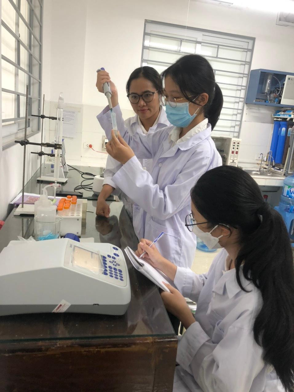 Cô đã có kinh nghiệm nhiều năm hướng dẫn học sinh các trường Trung học Phổ thông, Trung học cơ sở thuộc các tỉnh Vĩnh Phúc, Hưng Yên tham gia hội nghị Khoa học và các cuộc thi Khoa học Kỹ thuật cấp tỉnh, cấp quốc gia . Cô đã có kinh nghiệm nhiều năm hướng dẫn học sinh các trường Trung học Phổ thông, Trung học cơ sở thuộc các tỉnh Vĩnh Phúc, Hưng Yên tham gia hội nghị Khoa học và các cuộc thi Khoa học Kỹ thuật cấp tỉnh, cấp quốc gia .