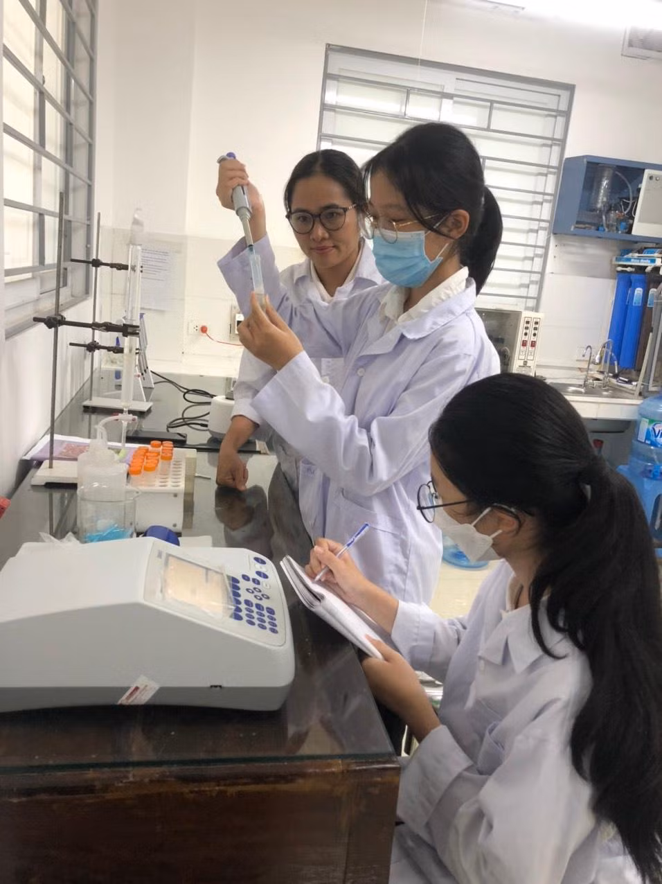 Cô đã có kinh nghiệm nhiều năm hướng dẫn học sinh các trường Trung học Phổ thông, Trung học cơ sở thuộc các tỉnh Vĩnh Phúc, Hưng Yên tham gia hội nghị Khoa học và các cuộc thi Khoa học Kỹ thuật cấp tỉnh, cấp quốc gia .