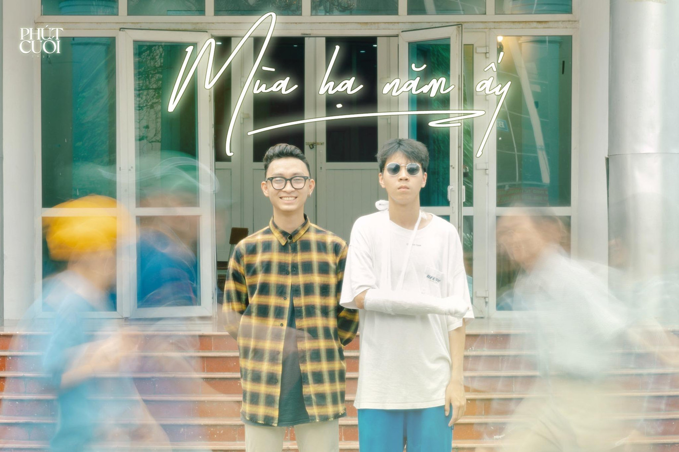 Trong dòng chảy không ngừng của thời gian, mỗi người mang một tâm tư, người vui, kẻ buồn nhưng tồn tại trong chúng ta vẫn là sợi chỉ đỏ gắn kết đặc biệt. Trong dòng chảy không ngừng của thời gian, mỗi người mang một tâm tư, người vui, kẻ buồn nhưng tồn tại trong chúng ta vẫn là sợi chỉ đỏ gắn kết đặc biệt.