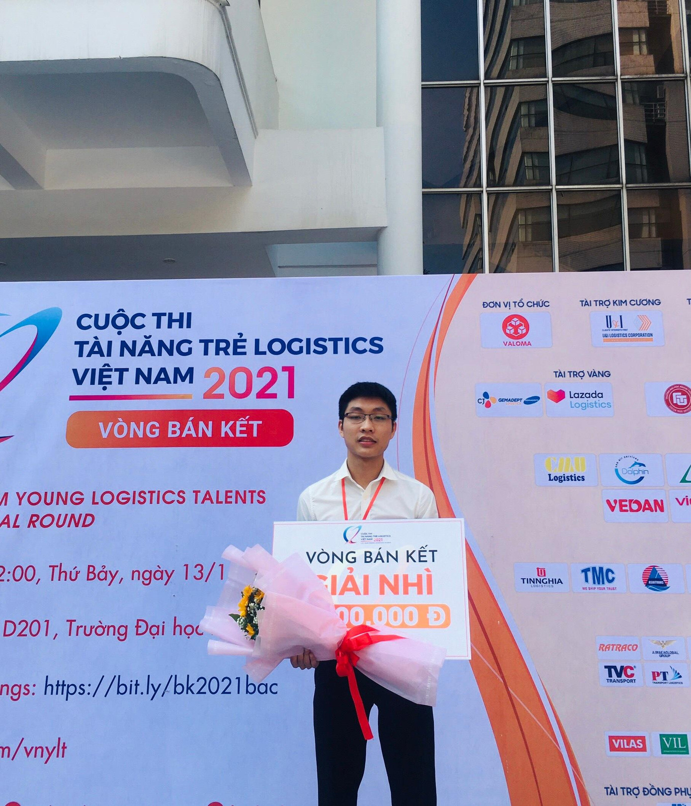 Bằng sự nỗ lực, không ngừng học hỏi Lê Công Hoan đã chứng minh năng lực bản thân với nhiều thành tích và giải thưởng cao. Bằng sự nỗ lực, không ngừng học hỏi Lê Công Hoan đã chứng minh năng lực bản thân với nhiều thành tích và giải thưởng cao.