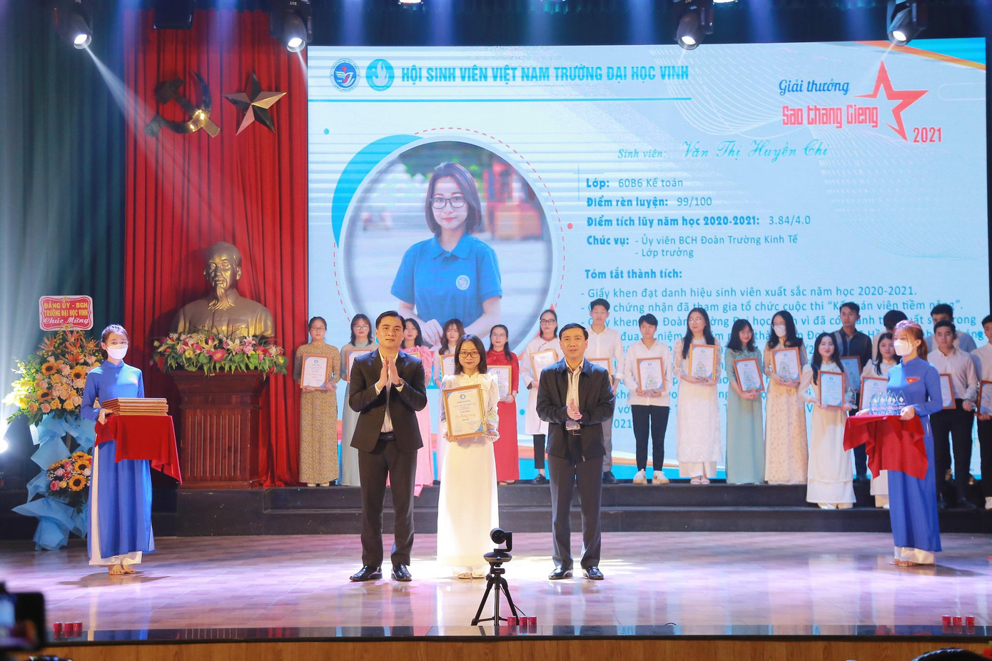 Huyền Chi nhận giải thưởng Sao Tháng Giêng.