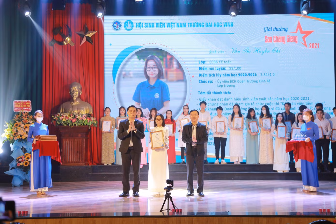 Huyền Chi nhận giải thưởng Sao Tháng Giêng. Huyền Chi nhận giải thưởng Sao Tháng Giêng.