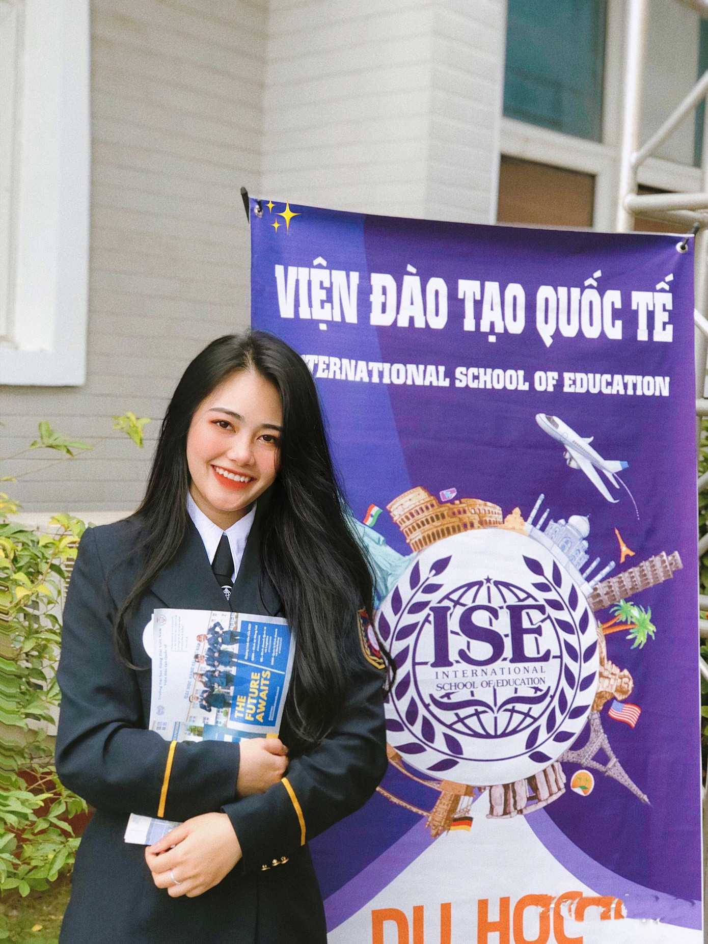 Ngọc Oanh đại diện tư vấn tuyển sinh cho các em khóa mới vào trường và là gương mặt đại diện để quảng bá trường.