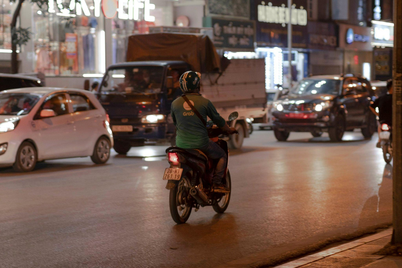 Nhiều tài xế chạy xe vào ban đêm vì thời tiết nắng nóng khắc nghiệt.