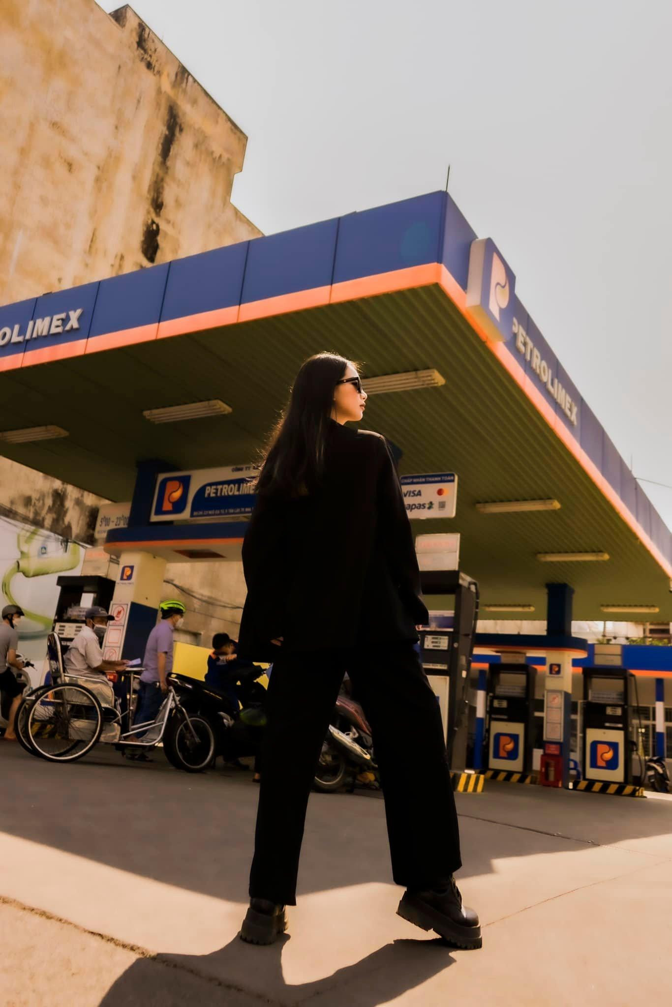 Bộ ảnh được chụp tại cây xăng nằm ở cuối đường Ngô Gia Tự, thành phố Nha Trang.