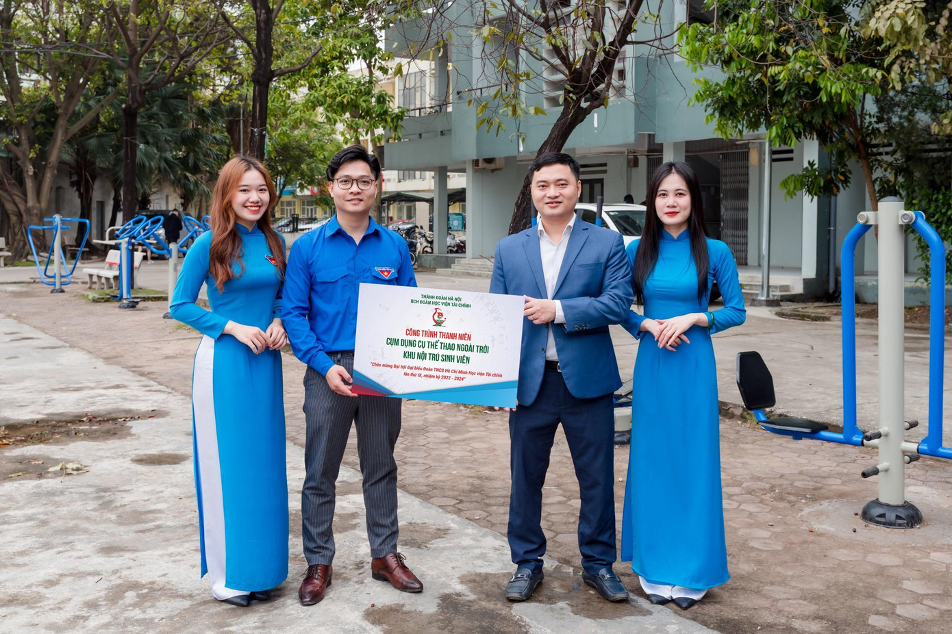 Lễ gắn biển Công trình Thanh niên “Cụm dụng cụ thể dục ngoài trời tại khu nội trú sinh viên”. Lễ gắn biển Công trình Thanh niên “Cụm dụng cụ thể dục ngoài trời tại khu nội trú sinh viên”.