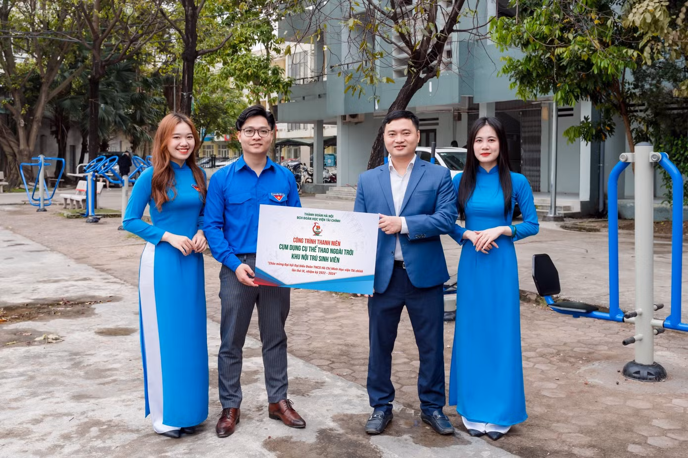 Lễ gắn biển Công trình Thanh niên “Cụm dụng cụ thể dục ngoài trời tại khu nội trú sinh viên”.